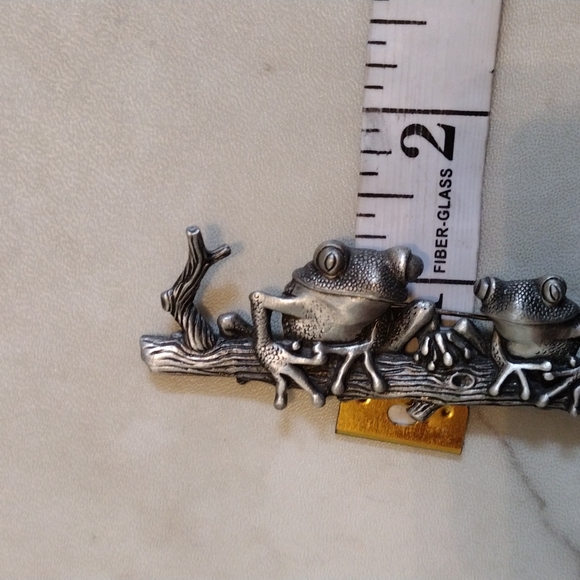 J.J. frogs on a log brooch. - Picture 4 of 4
